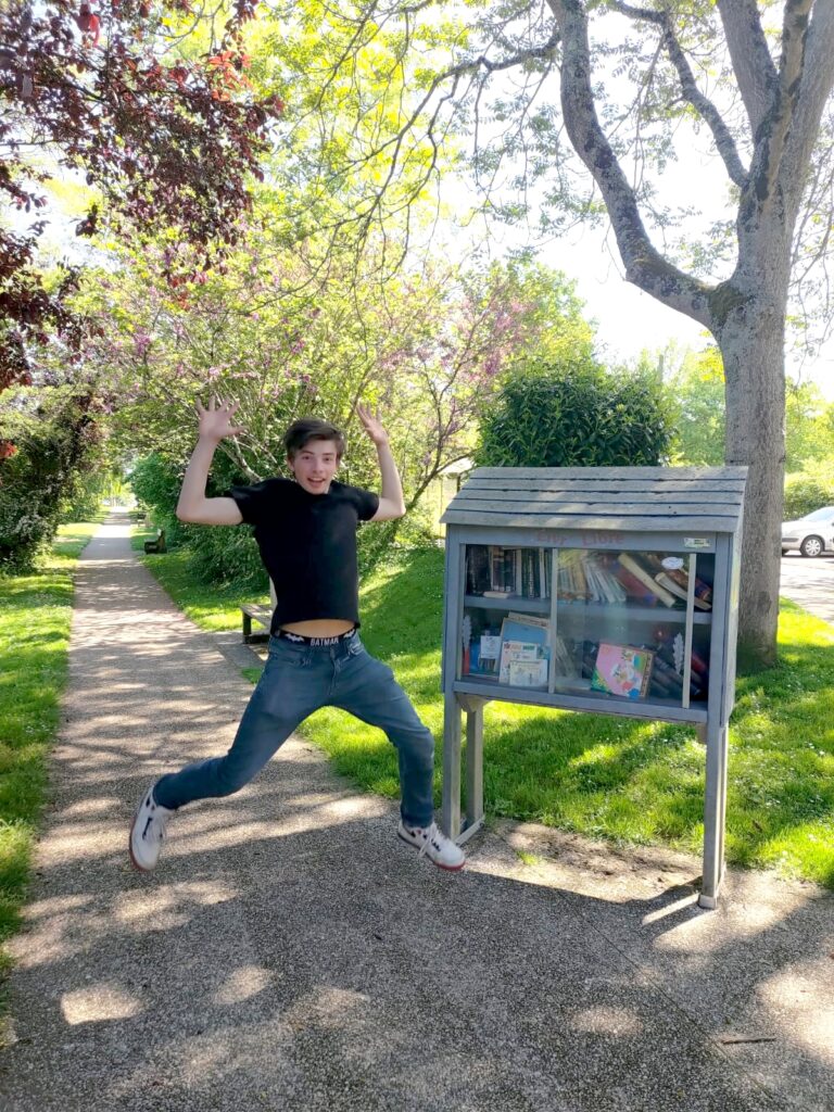 Les boîtes magiques dans les échos locaux